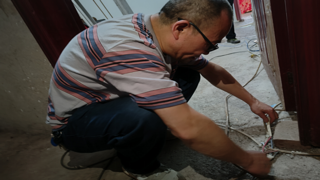 三下鄉(xiāng)“維修家電”實踐主題|畢節(jié)工業(yè)職業(yè)技術(shù)學院  “星與心源”暑假社會實踐團隊開展“上門為百姓服務”主題活動