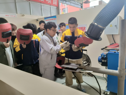 ?大國工匠進(jìn)校園，一對一技能傳授 