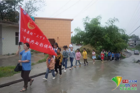 暑假期間，這群孩子因幫助村民辦實(shí)事成為了“網(wǎng)紅”