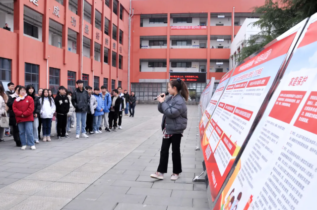 畢節(jié)工業(yè)職業(yè)技術(shù)學(xué)院開展“法治宣傳進校園”活動