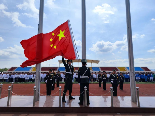 “喜迎二十大 永遠(yuǎn)跟黨走 奮進(jìn)新征程”——學(xué)院開(kāi)展“開(kāi)學(xué)第一課”主題升旗儀式