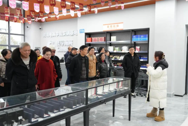 憶崢嶸歲月 話今朝發(fā)展——學院召開退休干部、教職工座談會