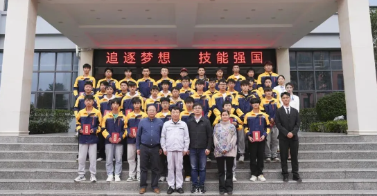 畢節(jié)工業(yè)職業(yè)技術學院舉辦“勞模工匠進校園，匠心傳承育未來”系列活動